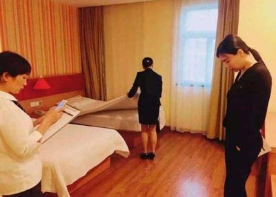情侶外出住酒店時(shí)，為何會(huì)遭遇警察突擊查房？服務(wù)員道出緣由！