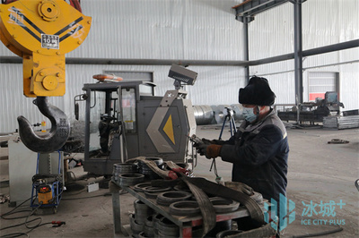 百余工人晝夜奮戰 鴻圖工業“熱辣滾燙”沖刺訂單